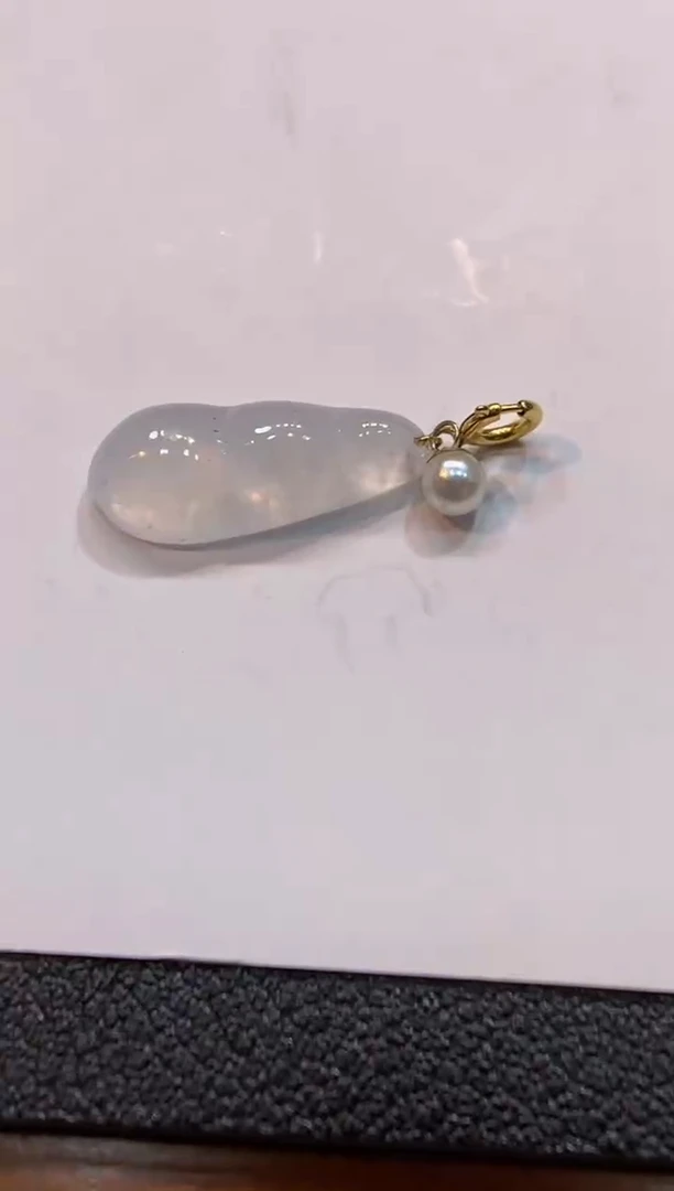 翡翠18K金镶嵌颈饰福豆