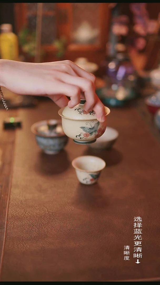 焦糖青花手绘蝴蝶布袋盖碗