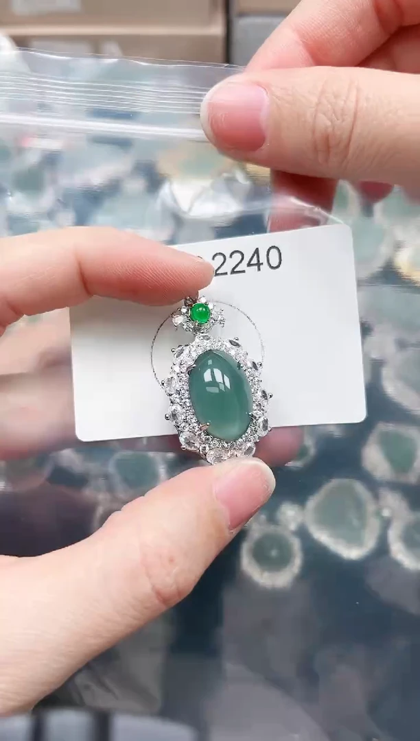 【闪购商品】翡翠颈饰未镶嵌2240赠皮绳