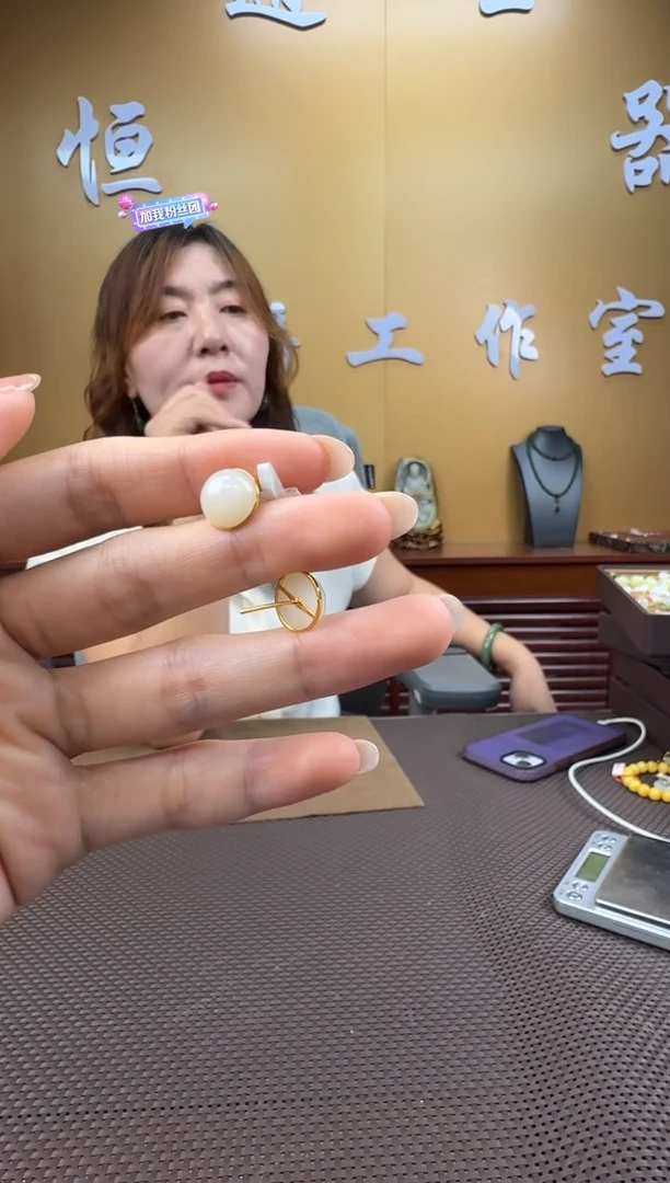 颈饰18K金镶嵌和田玉耳饰一对