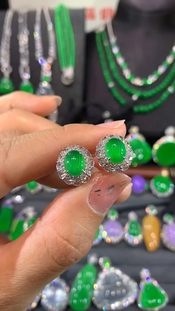 18K金镶嵌翡翠耳饰耳包