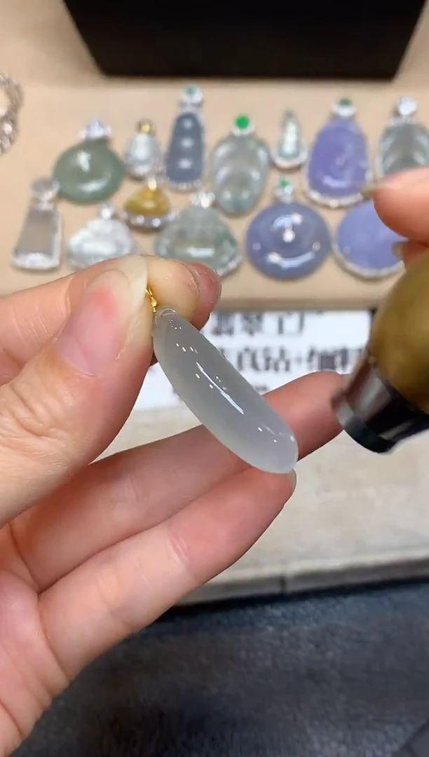 颈饰18K金镶嵌翡翠福瓜【无服务费