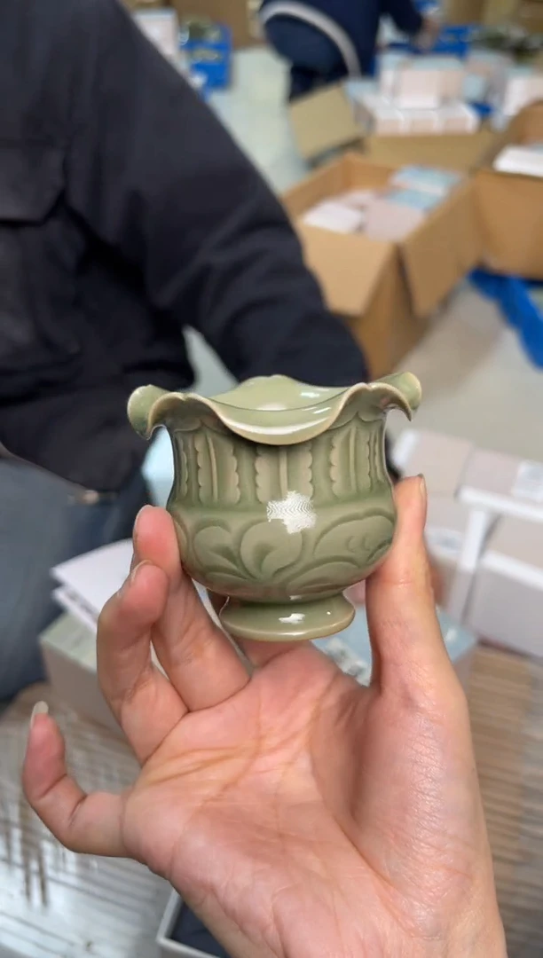 陶瓷纯手工橄榄绿小花口尊