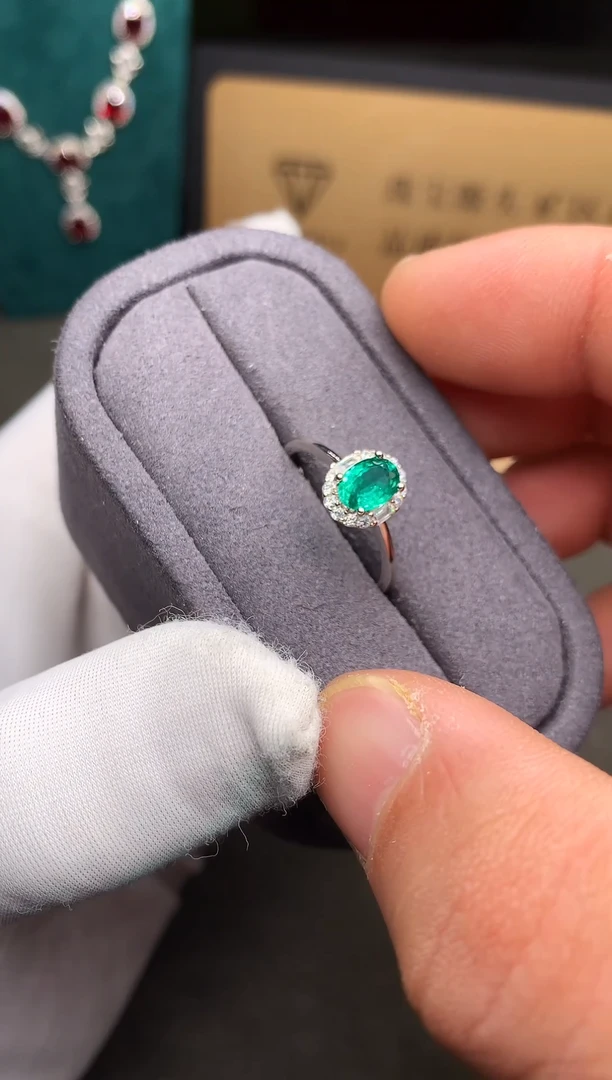 银S925镶嵌戒指祖母绿......