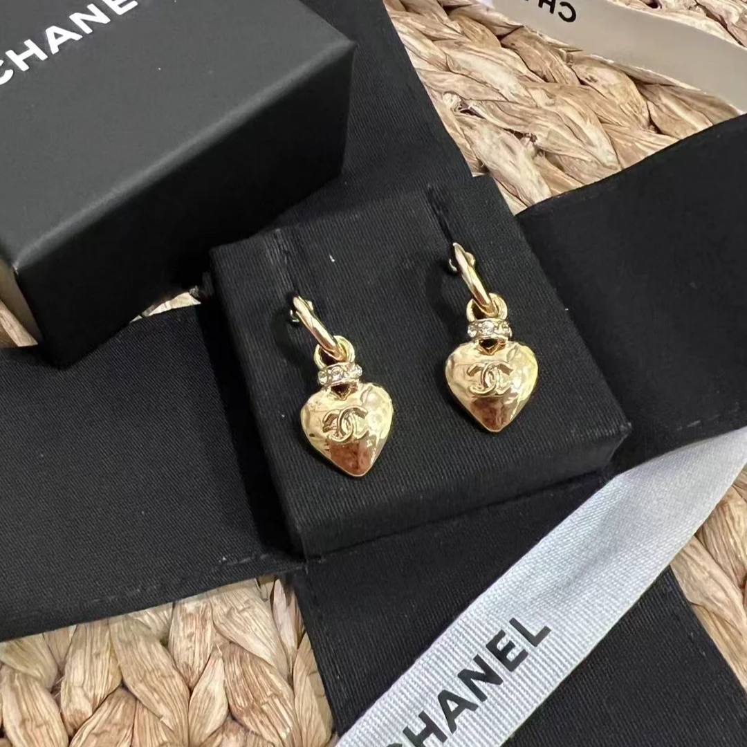 95新 Chanel/香奈儿 展会外场！金色爱心吊坠耳钉