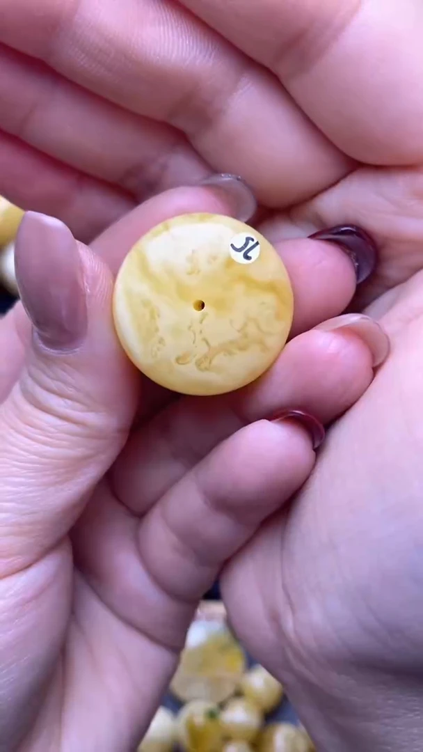 【闪购商品】琥珀裸石未镶嵌月.61