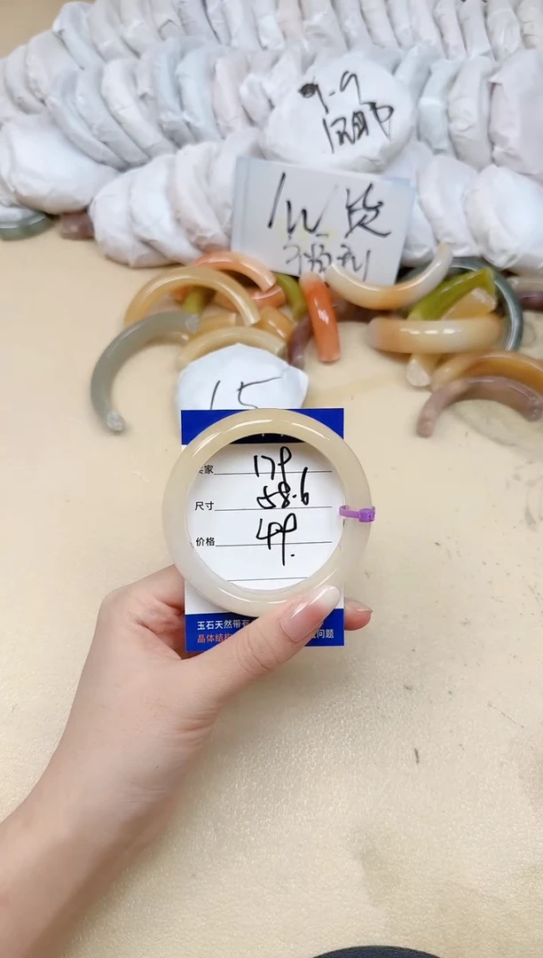 未镶嵌手镯石英质玉179/58.6