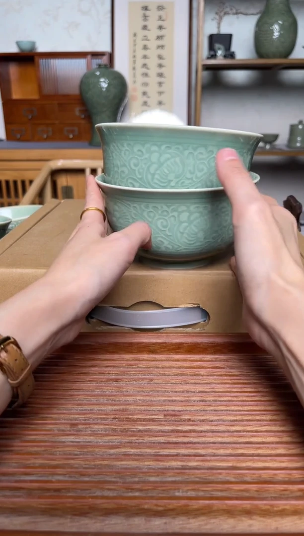 瓷器5.7英寸青瓷缠枝菊纹碗2个   微瑕