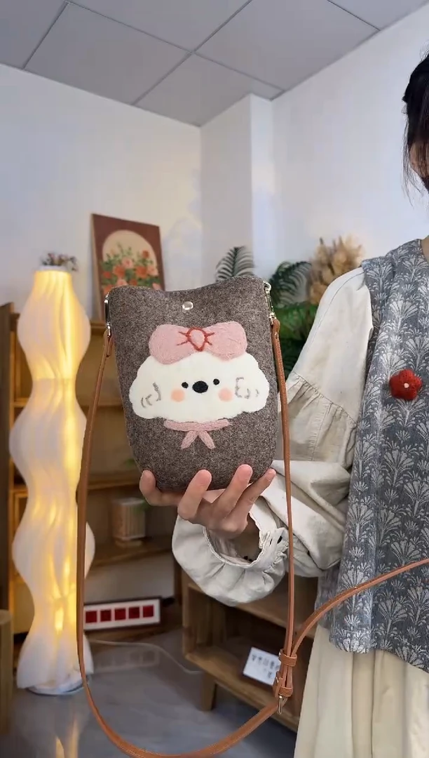 羊毛非遗纯手工包  手机包小狗