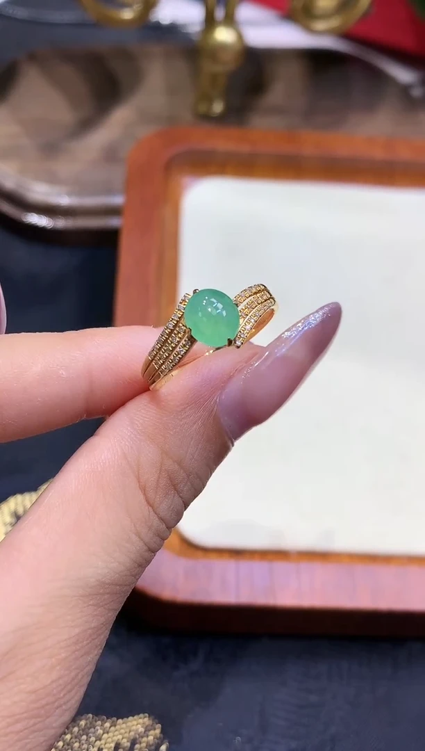 18K金镶嵌挂件翡翠戒指