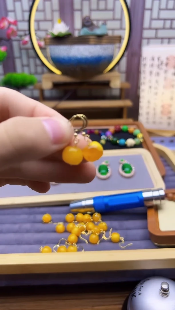 14K金镶嵌蜜蜡耳饰E01