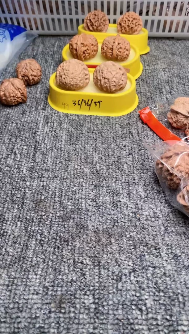 文玩核桃吊坠白狮子