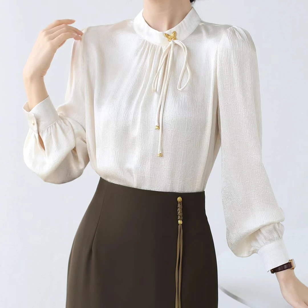 法式复古立领系带衬衫女2024秋新款蝴蝶装饰压褶肌理面料通勤上衣