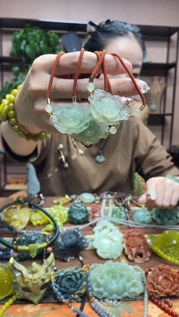 未镶嵌岫玉吊坠多样性发货发其中之一