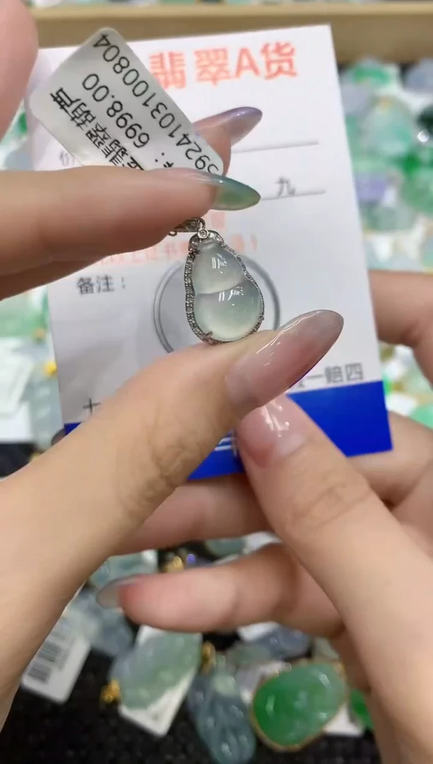 翡翠18K金镶嵌颈饰111111111111