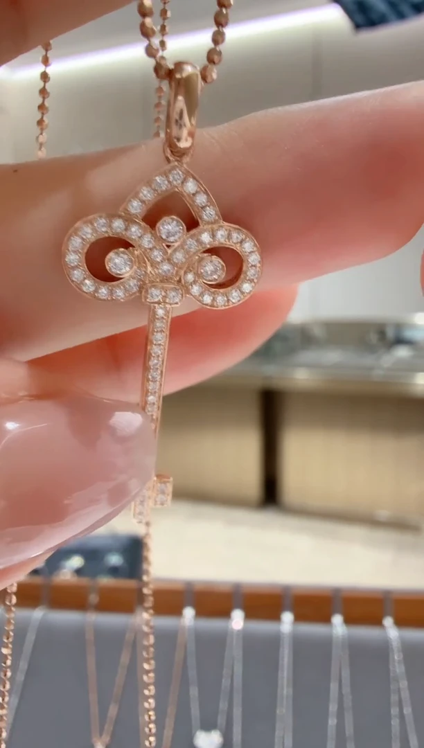 18K金镶嵌燕尾钥匙吊坠钻石不含链子