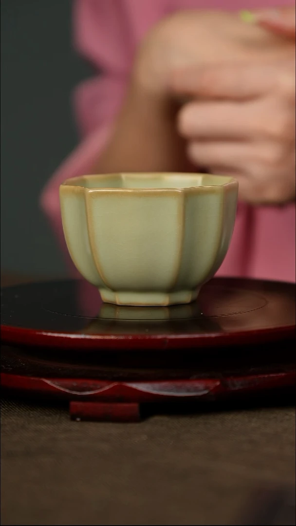 粉青 四方葵口杯 带底款