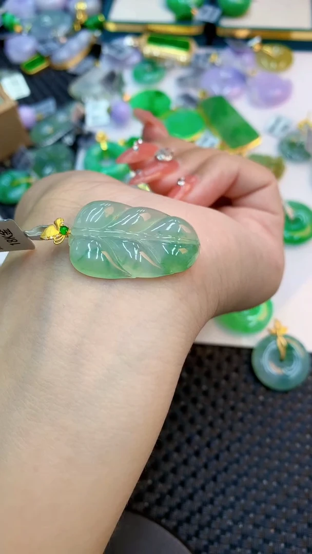 颈饰18K金镶嵌翡翠1