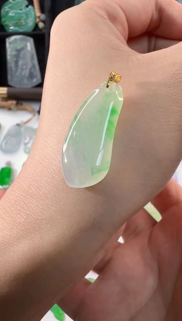 颈饰18K金镶嵌翡翠缅甸A货翡翠