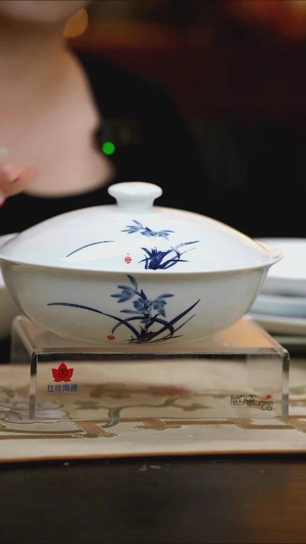 1个正价兰香四溢9寸有盖品呙（套）