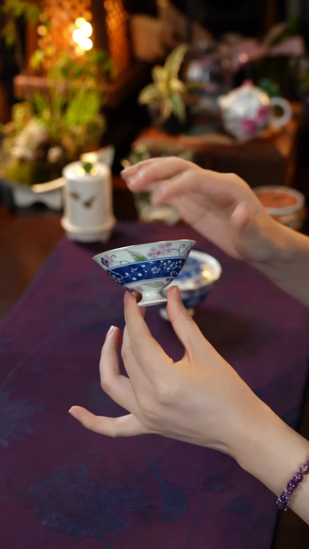 青花描金梅花紫藤花杯子