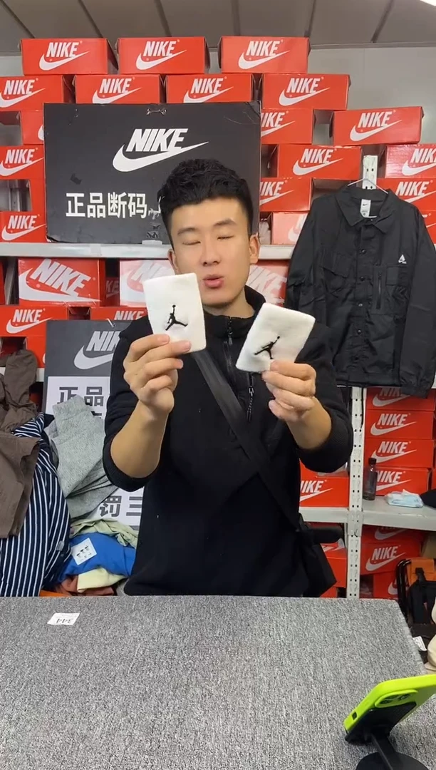 两个白色护腕 护腕 直播间过款