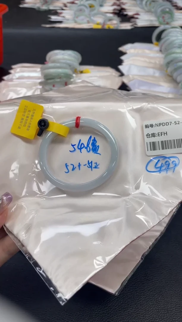 翡翠手镯未镶嵌翡翠手镯