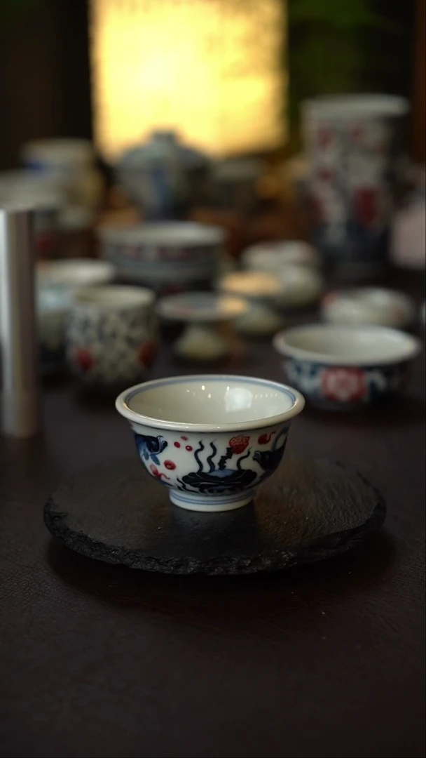 景德镇全手工手绘青花釉里红鱼藻纹压手杯（微瑕）