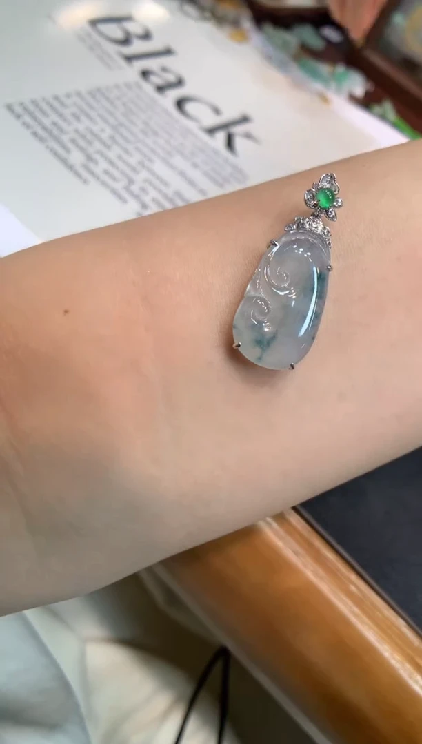 翡翠18K金镶嵌颈饰如意