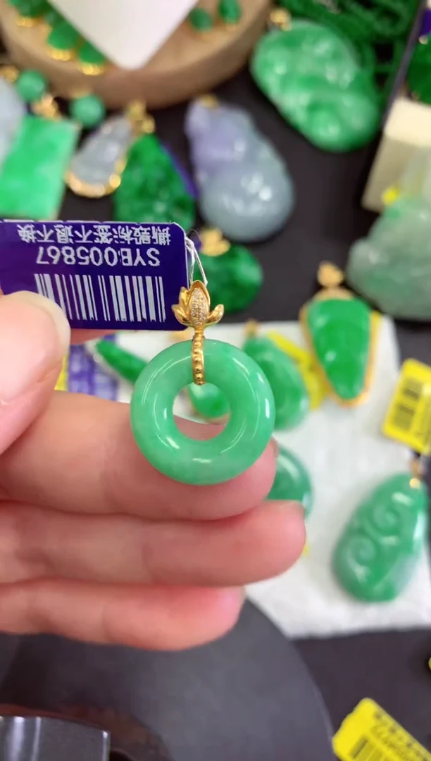 颈饰18K金镶嵌翡翠挂件