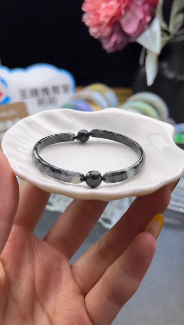 未镶嵌挂件翡翠半镯