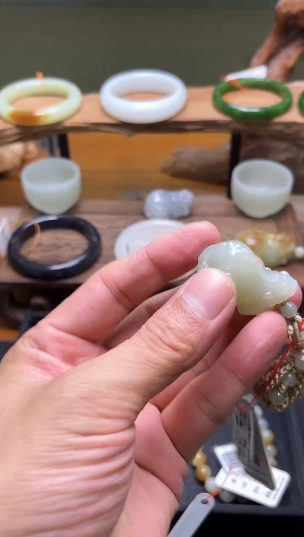 吊坠(不含链)未镶嵌和田玉且末青白 貔貅