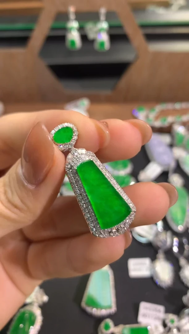 【闪购商品】翡翠吊坠(不含链)18K金镶嵌吊坠