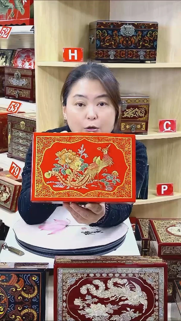21红底双层贴金凤戏牡丹宠粉价