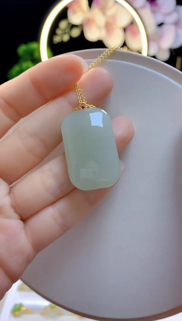 和田玉18K金镶嵌吊坠(赠链)无事牌