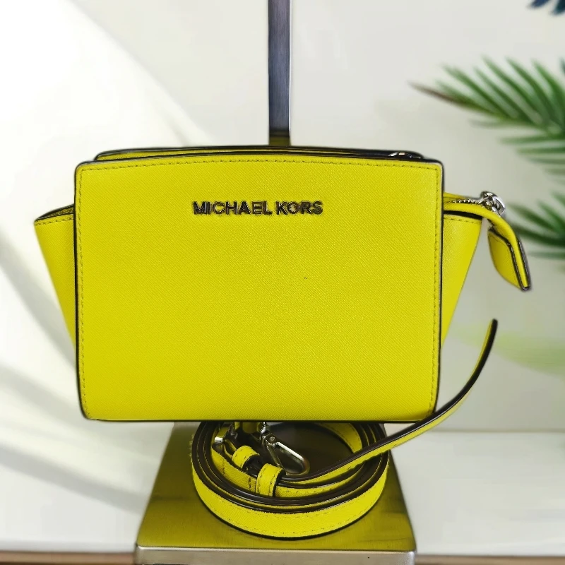 95新 MICHAELKORS/迈克高仕 小鸡黄秋千包 底长17x14 G24020510