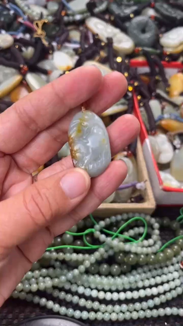 【闪购商品】和田玉颈饰未镶嵌多样性发货没有证书，拍一发一.有瑕