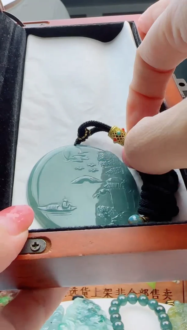 翡翠未镶嵌颈饰多样性发货其中一件