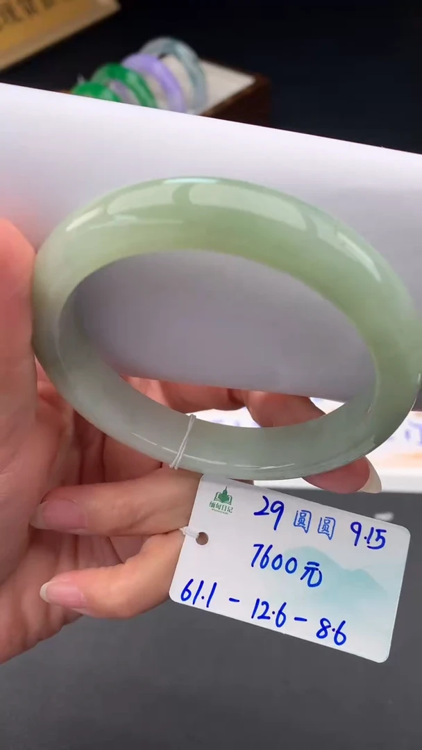 未镶嵌手镯翡翠自带#送人#，联系客服核对地址~
