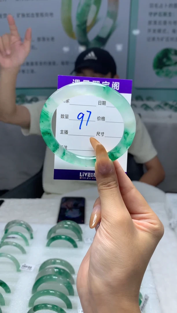 未镶嵌手镯石英质玉（非洲翠）56