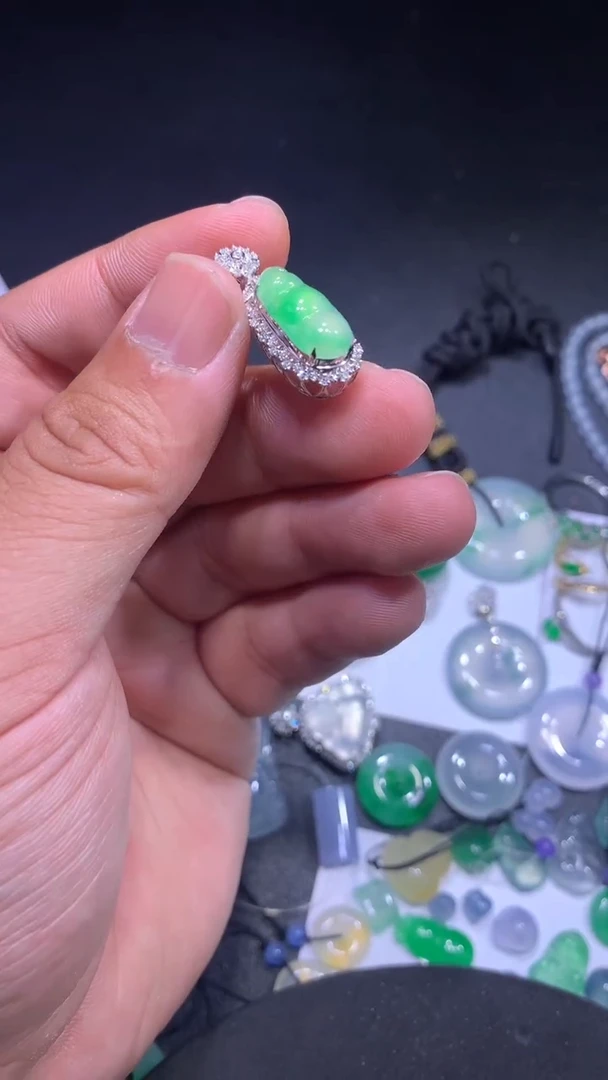 颈饰18K金镶嵌翡翠豆子