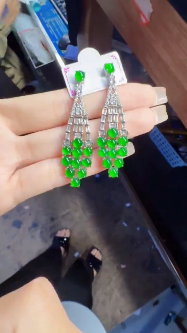 未镶嵌定制翡翠翡翠A货有轻微色差属于正常现象，耳坠多样性发货1