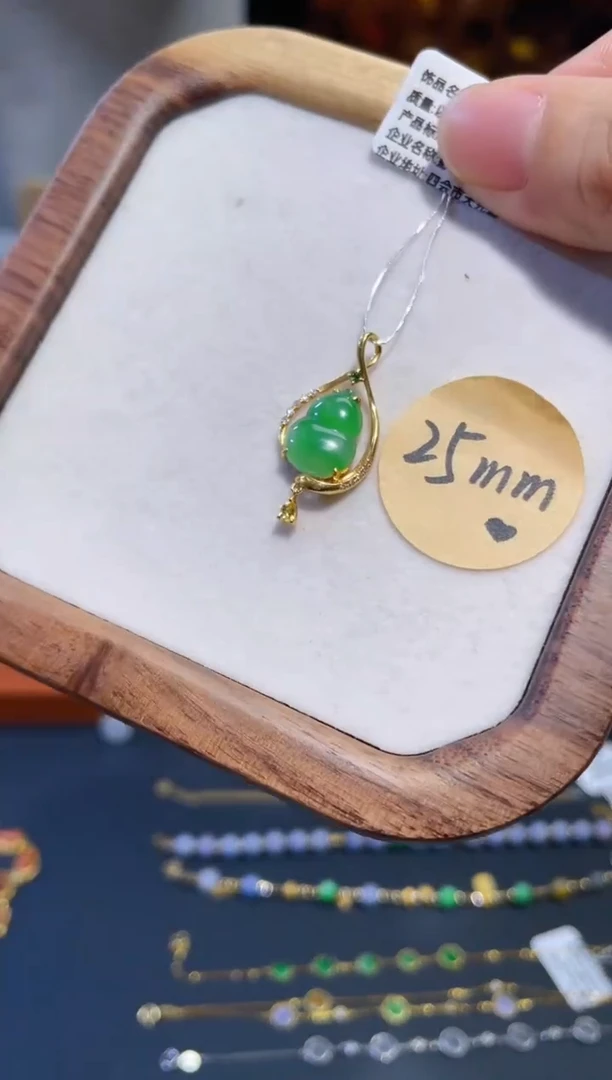 颈饰18K金镶嵌翡翠葫芦