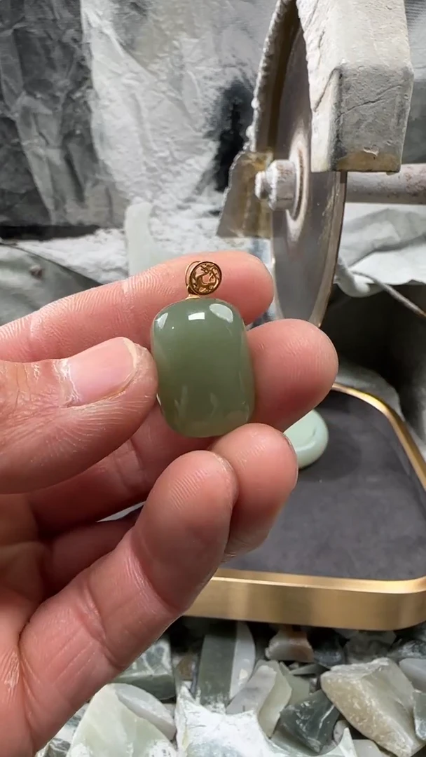 颈饰18K金镶嵌和田玉吊坠