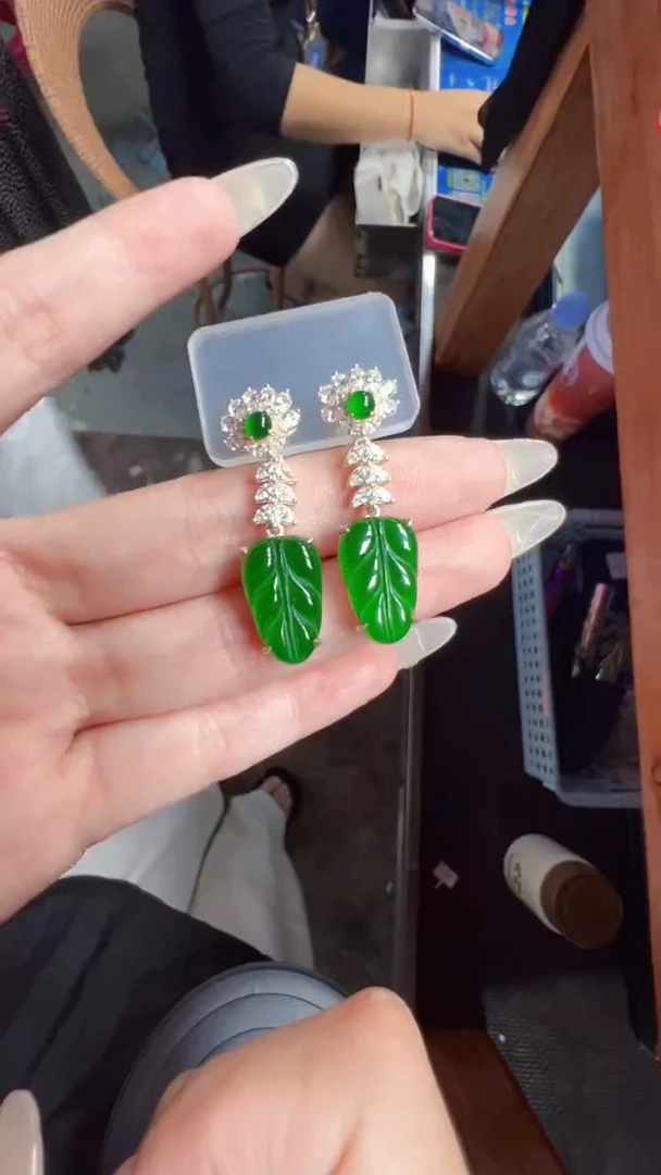 未镶嵌定制翡翠翡翠A货有轻微色差属于正常现象，耳坠多样性发货1