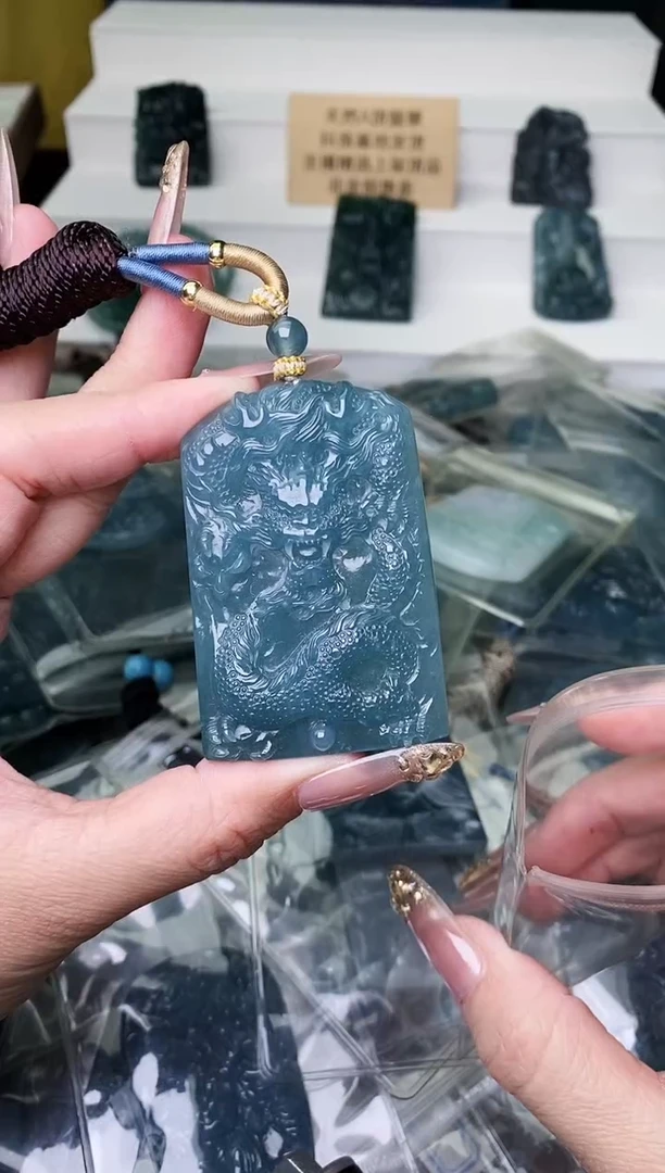 颈饰未镶嵌翡翠