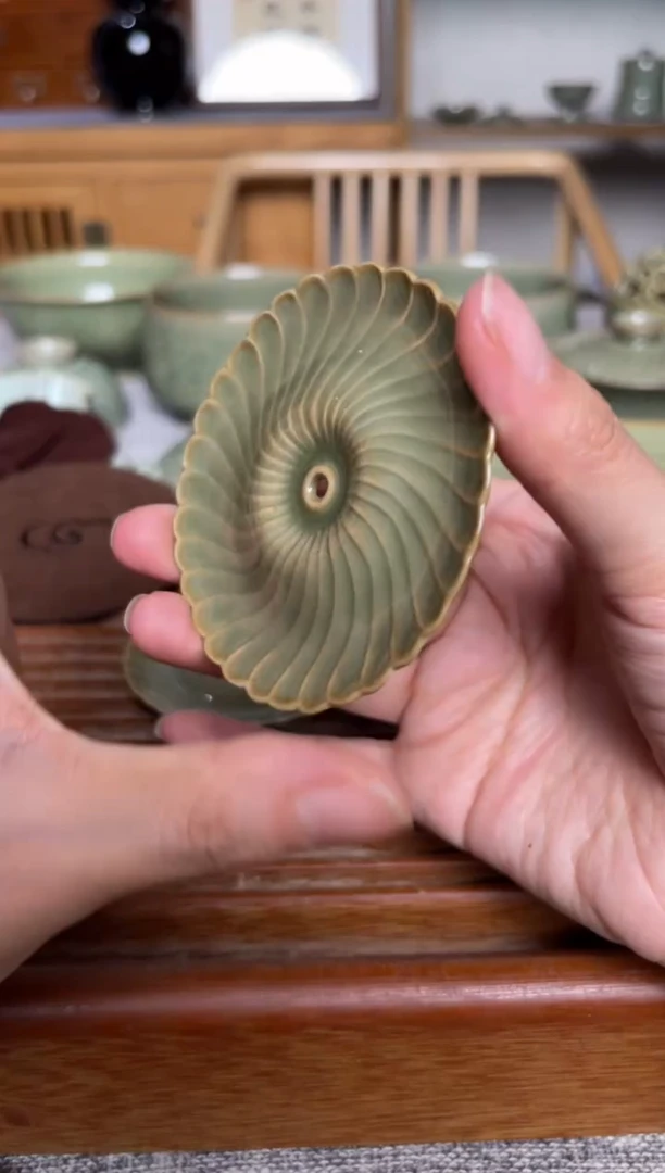 瓷器耀州窑橄榄绿香插 微瑕