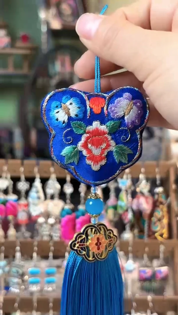 彩云南阁非遗老绣饰品794*