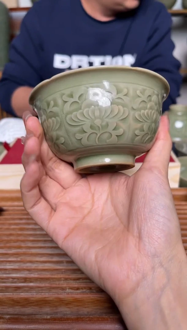 【闪购商品】其他吴琼 纯手工橄榄绿压手杯 微瑕菊纹