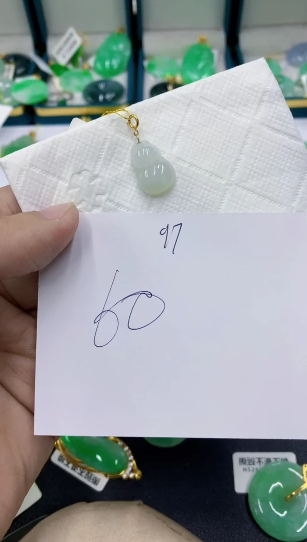 颈饰18K金镶嵌翡翠琴**欢翡翠